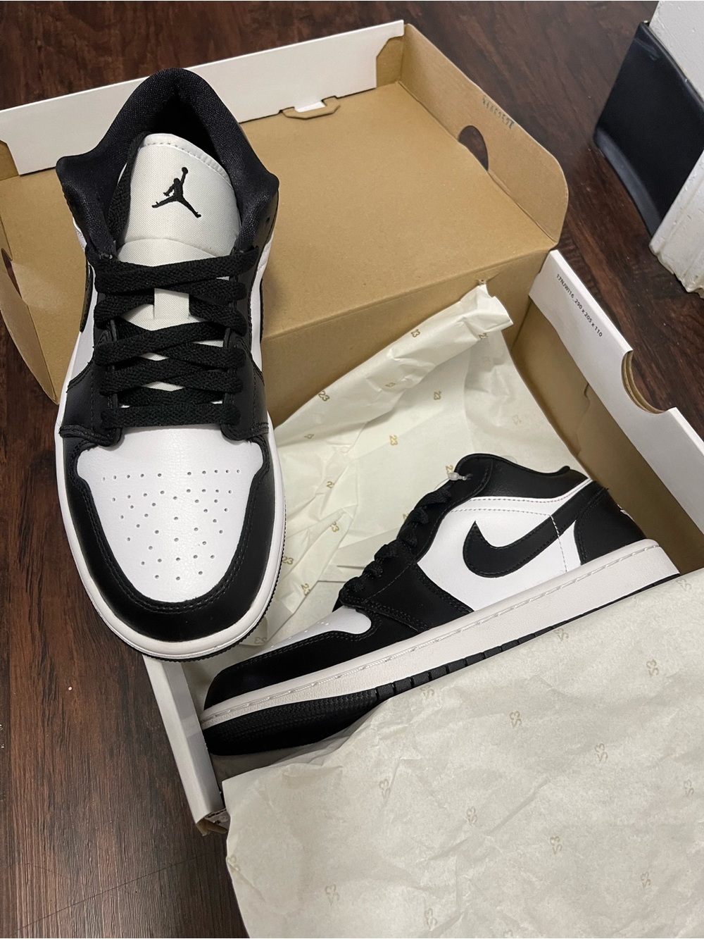 AIR JORDAN WMNS 1 LOW “PANDA” WHITE/BLACK-WHITE 8.5W, 40EUR, 25.5CM